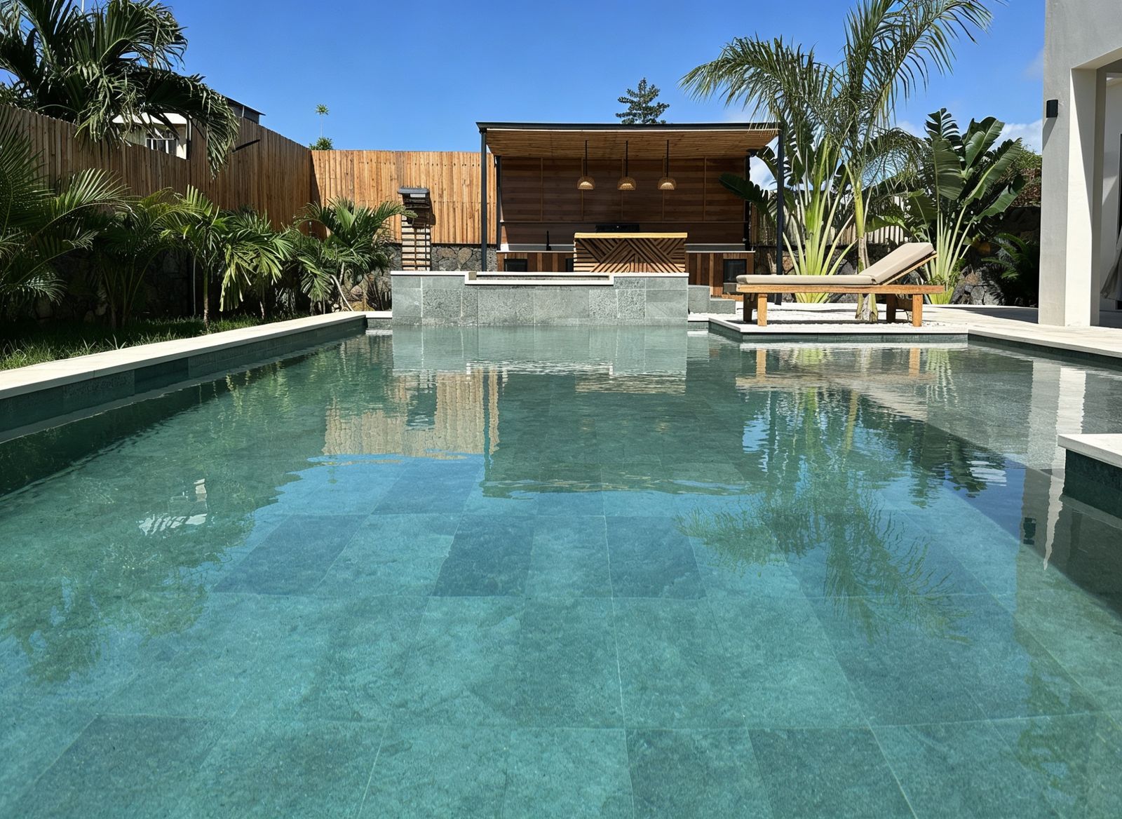 Évasion Luxe — piscine, transats et cuisine d'été